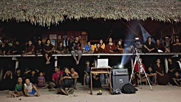 1. Sessão de vídeo com os Ashaninka, durante oficina do Vídeo nas Aldeias, Aldeia Apiwtxa (AC) - Foto de Ernesto Ignácio de Carvalho_Vídeo nas Aldeias, 2010