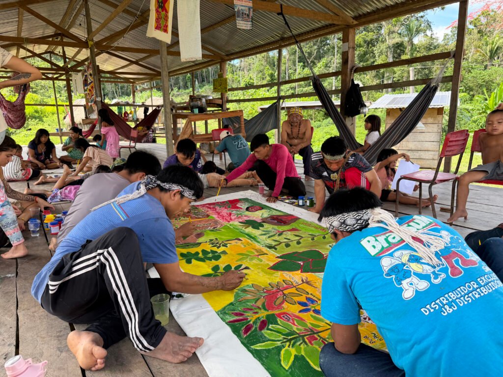 jovens huni kuin pintando